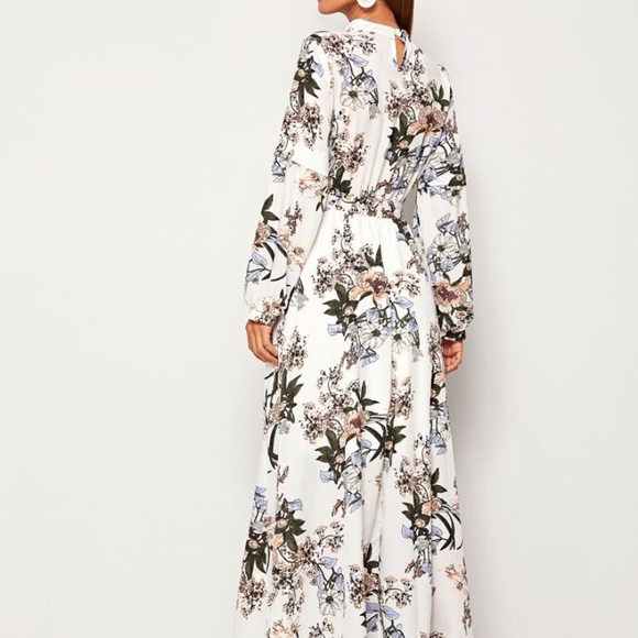 **SOLD** White long sleeved dress - Picture 2 of 7